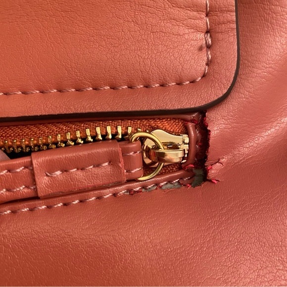 EASTSIDE VEGAN LEATHER CROSSBODY BAG IN ROSE COLOUR WITH HANDLE AND STRAP - Picture 4 of 16